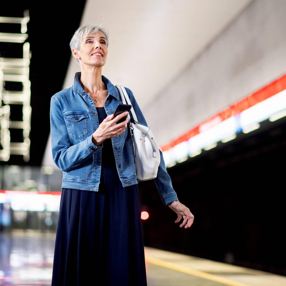 Kululaskut ja matkalaskut onnistuvat Procountorilla kätevästi vaikka mobiilissa. Nainen on kuvassa metroasemalla.