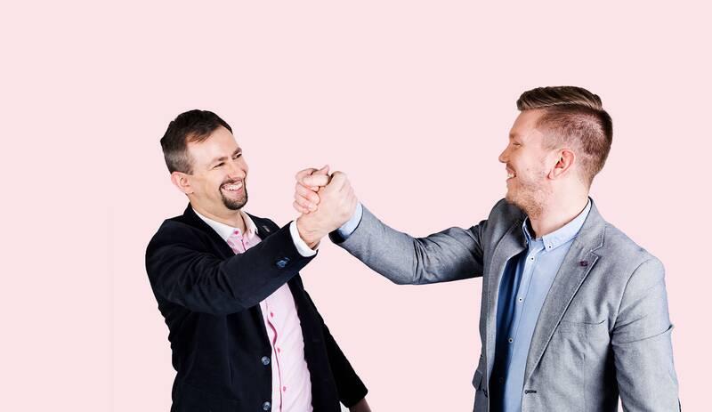 Kaksi miestä kättelee, työntekijän velvollisuuksiin kuuluu lojaliteettivelvoite