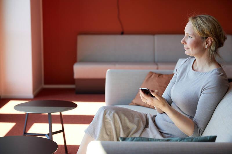 alv-muutosta nainen miettimässä sohvalla