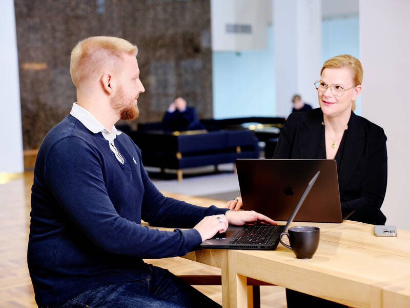 Mies ja nainen pöydän ääressä