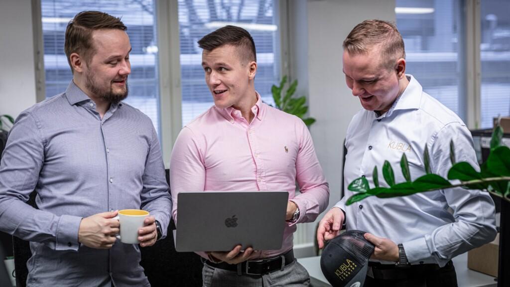 Tiimi työskentelee